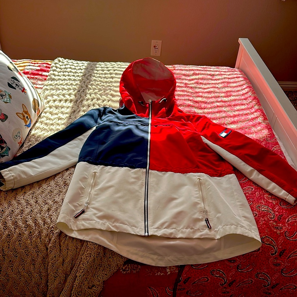 Well worn. Nothing wrong. Rain and wind jacket. Zipper perfectly works.